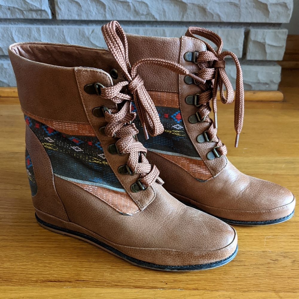 80%20 Hidden Wedge Boots Leather and Embroidery